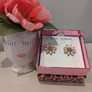 Betsey Johnson Daisy stud earrings